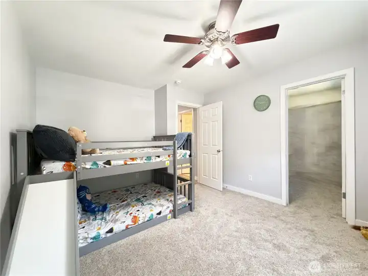 5th bedroom w/ walk in closet