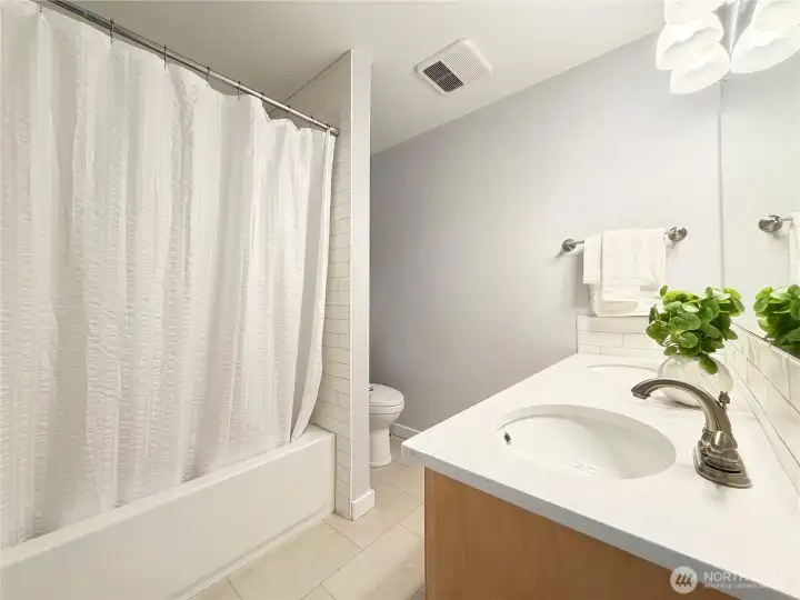 Upstairs full bathroom
