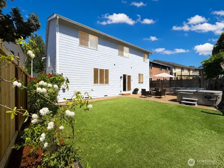 Large backyard w/ turf for easy maintenence
