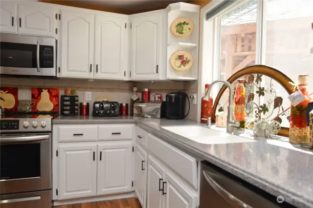 Kitchen W/Corian Countertops