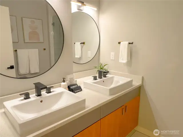 Primary En-Suite w/Dual Vanities