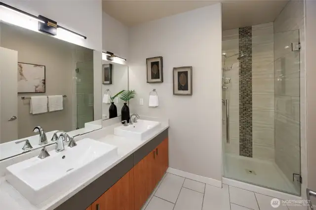 Primary En-Suite w/Dual Vanities