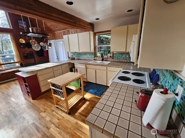Loads of countertops and cupboards in the kitchen.