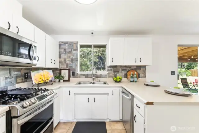 Spacious kitchen with dining bar, double oven and stainless steel appliances