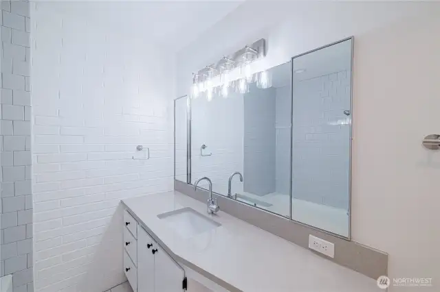 Main floor full bathroom