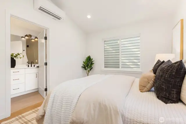 Full bath of the main bedroom