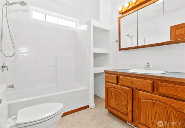Main bath separates the two bedrooms