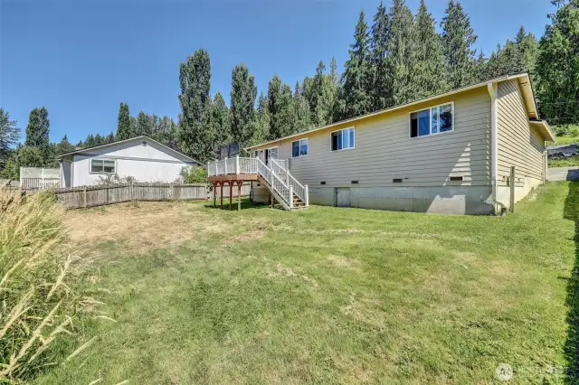 Large, fenced lot. room to add on amenities.