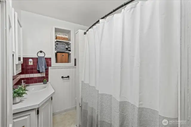 Full bathroom with tub/shower, sink, toilet
