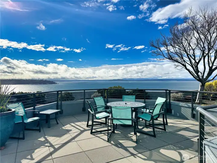 Spectacular 270-degree views from the rooftop garden with BBQ for dining at sunset.
