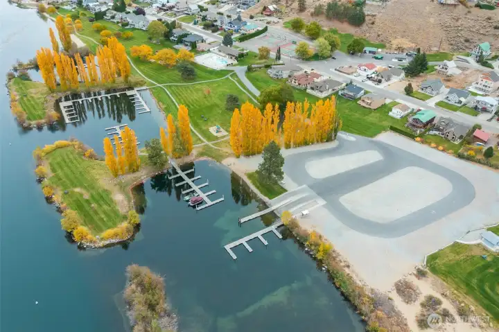 Expansive aerial of Sun Cove’s waterfront amenities, including the community marina, park space, docks, and boat launch along the Columbia River.