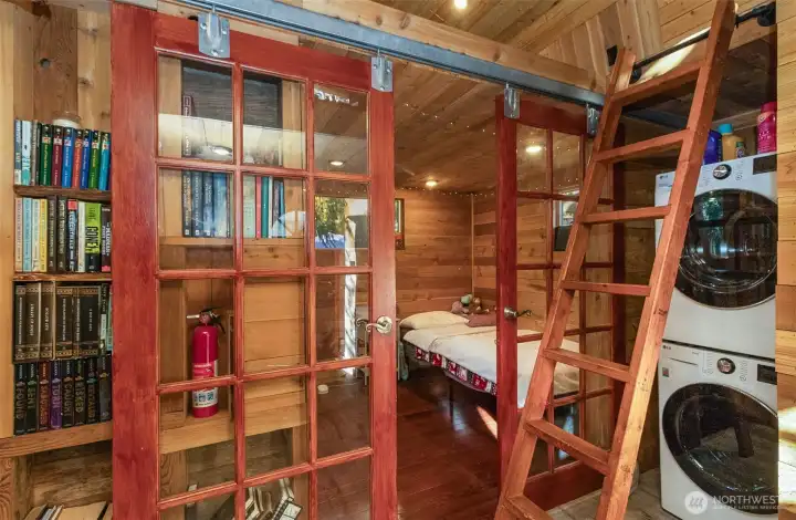 Cabin-lofts, laundry room