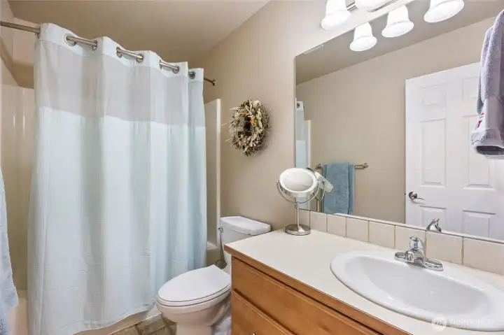 Full bath between bedrooms 2 and 3