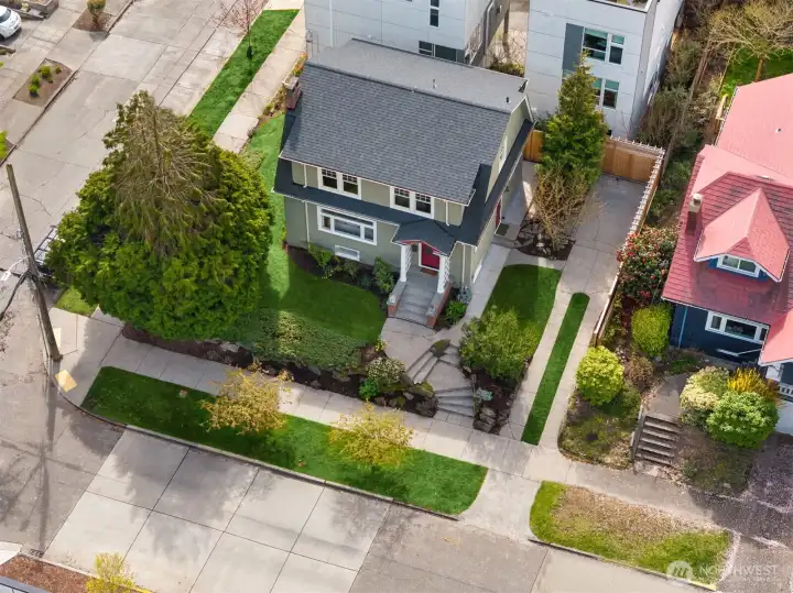 3,500 SF corner lot gets good natural light while retaining privacy.