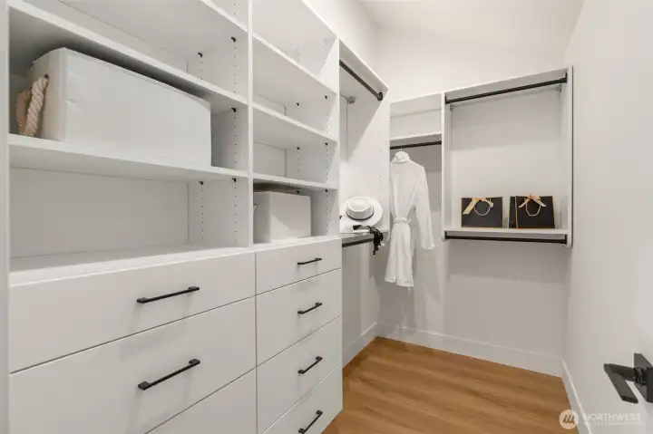 Primary suite walk in closet