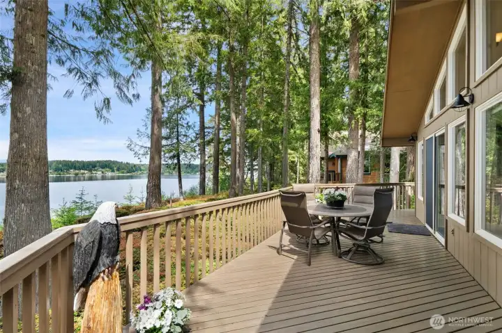 A wonderful deck to enjoy, relax or entertain! A wonderful deck to enjoy, relax or entertain!