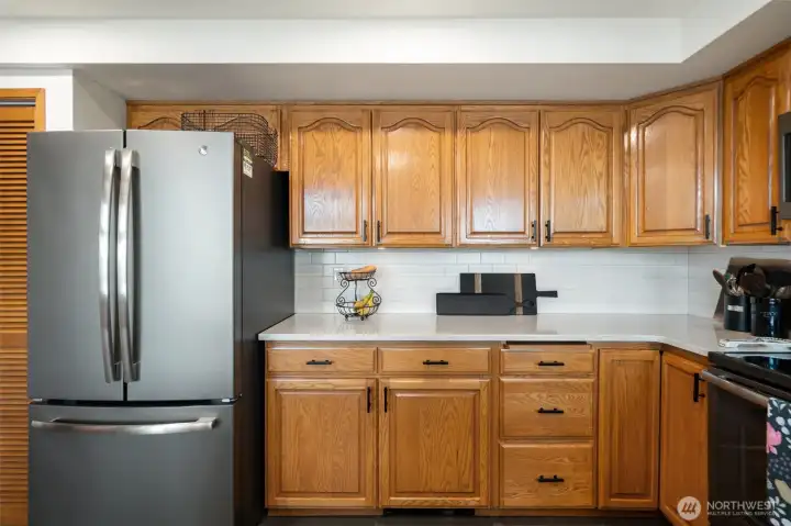 Ample cabinet & counter space Ample cabinet & counter space