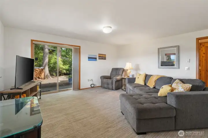Bonus Room located on the lower level! Great for entertaining or extra sleeping! Bonus Room located on the lower level! Great for entertaining or extra sleeping!