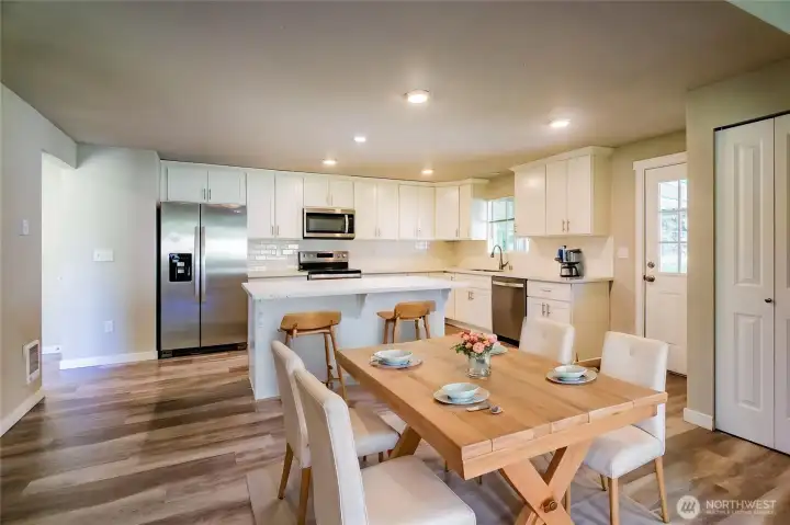 DIGITALLY STAGED DINING