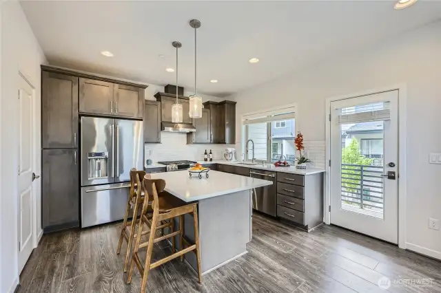 Kitchen - Counter with Eating bar