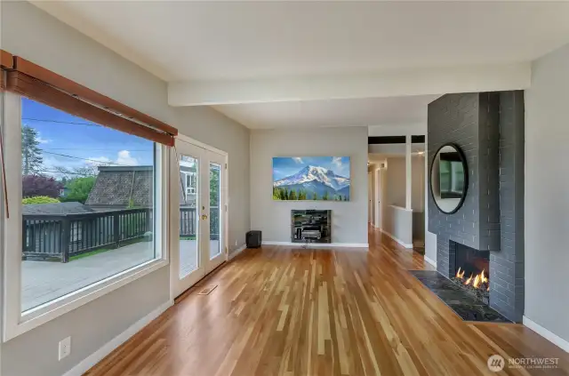 Gorgeous floor to ceiling gas fireplace