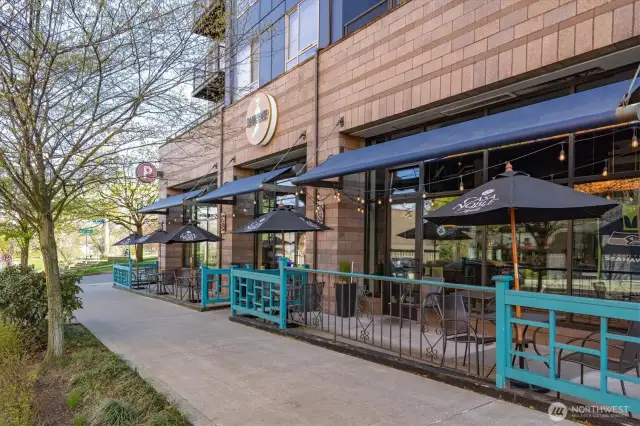 Plenty of local shops and restaurants just 2 blocks away.