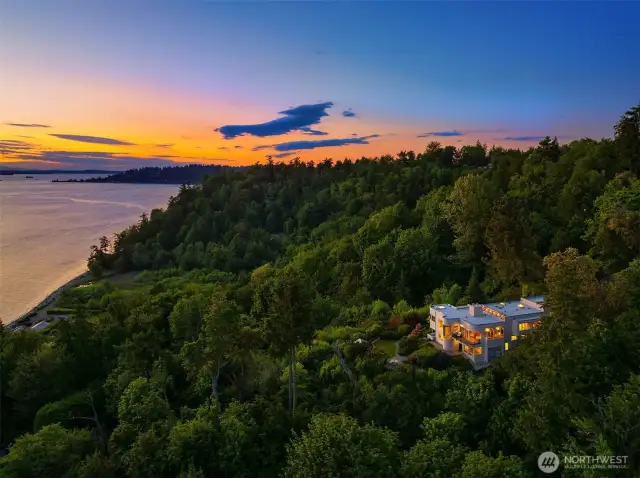 Iconic Pacific Northwest Sanctuary. Bathing in its own lush enclave overlooking over 100 miles of mesmerizing vistas, the home is nestled amidst a 1.4-acre natural park which flows into sky, sea and mountains.