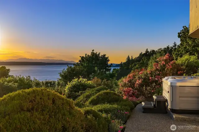 The ideal spot to enjoy the warm water of the newer hot tub.