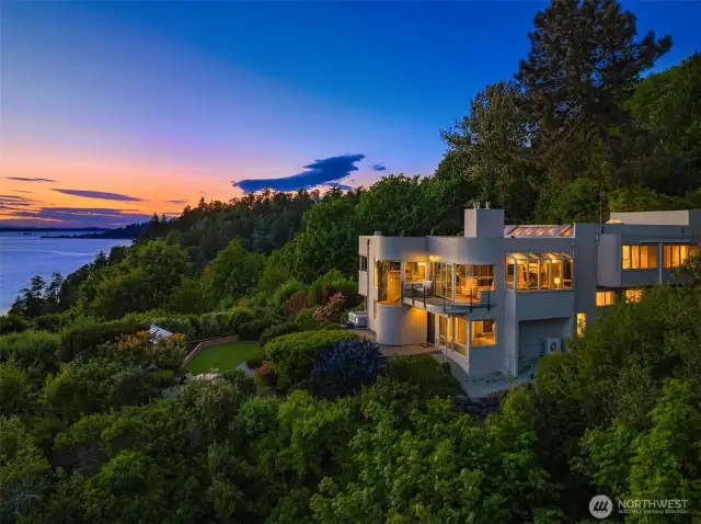 The home contemporary architecture blends straight clean lines to softening curved contours.