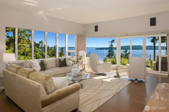 A light and welcoming interior flows into the captivating natural scenery.