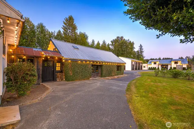 Farmhouse & Party Barn