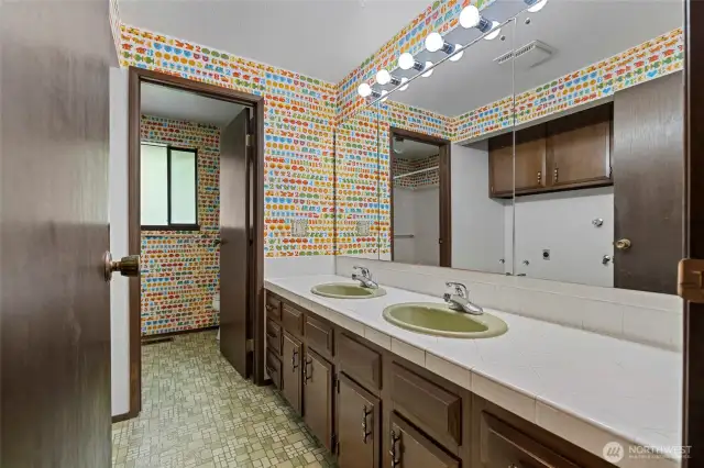 Upper level full hall bathroom with laundry hookups