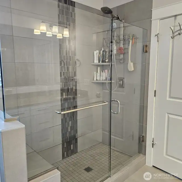 Glass shower with sitting area in the master bathroom