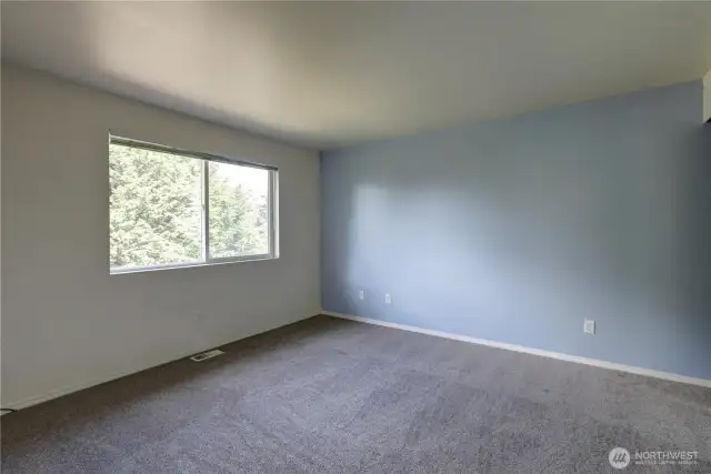 Large Master bedroom with En suite 3/4 bath