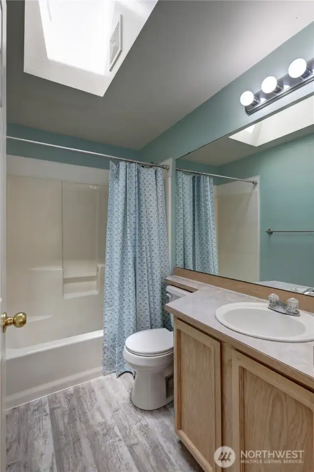 Main bathroom with full shower and tub