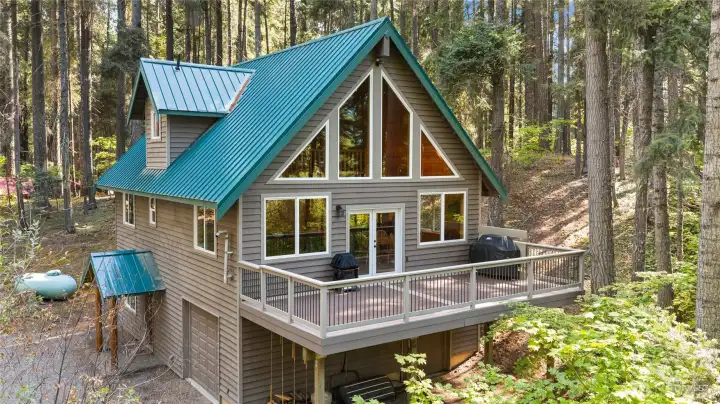 Location, Location, Location! Privacy awaits with Lake Cle Elum out the front door.