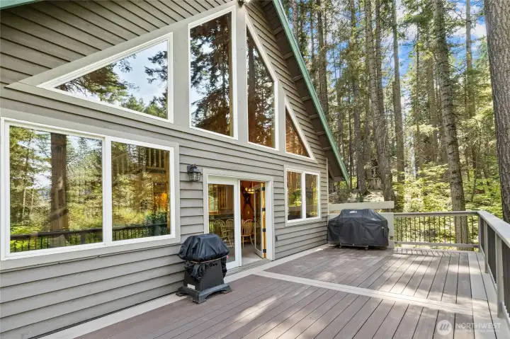 Large deck great for outdoor gatherings!