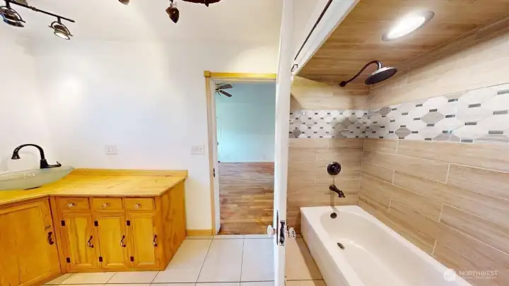 Primary Bathroom en suite