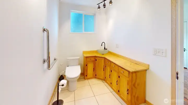 Primary Bathroom en suite