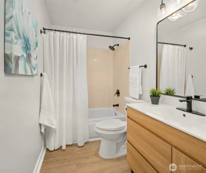 Full, refreshed bathroom on the main level.