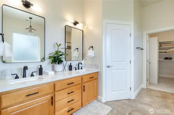 Primary ensuite with new faucets, new toilet & quartz countertops