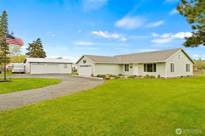 Charming 3 bedroom, 1.75 Bath on Acreage