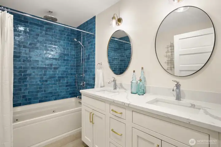 Stunning full bathroom on the main floore with quartz counters, subway tile and oversized bathtub/shower!