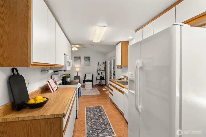 Refrigerator, dishwasher, stove/oven and microwave stay with home