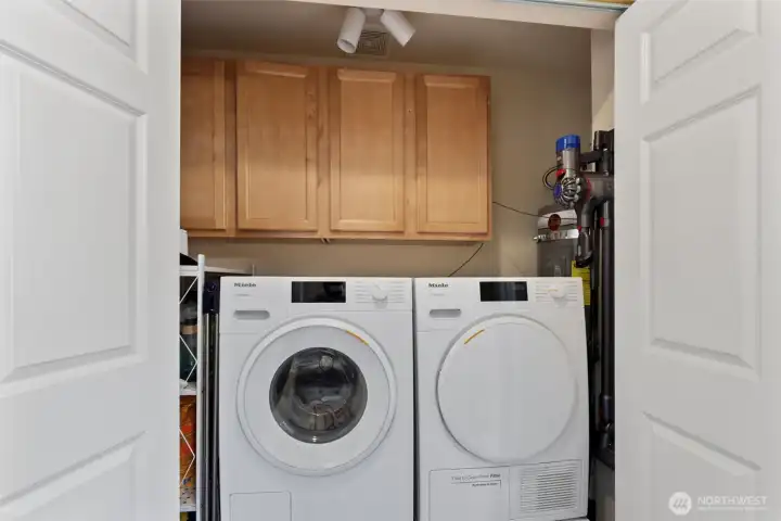 In unit washer and dryer, full sized and they're STAYING.