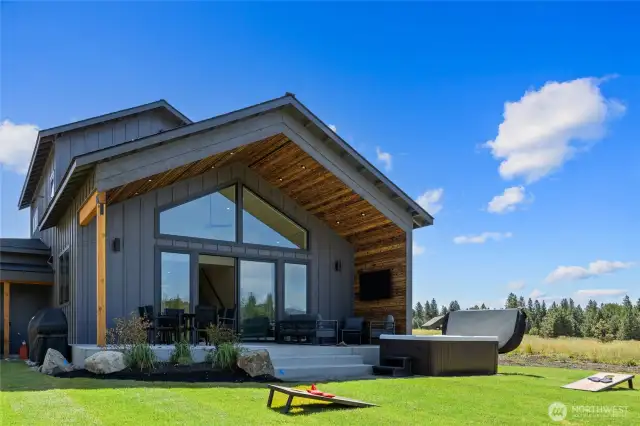 Experience Merle's luxury home building in the coveted community of Roslyn Ridge.