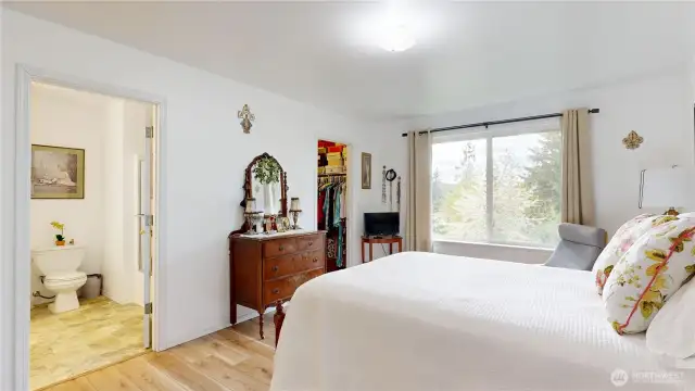 Full bath off main BR