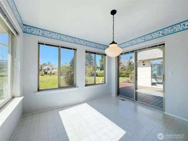 Kitchen sunroom eating area