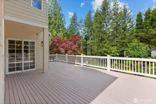Sprawling back deck off of eat in kitchen