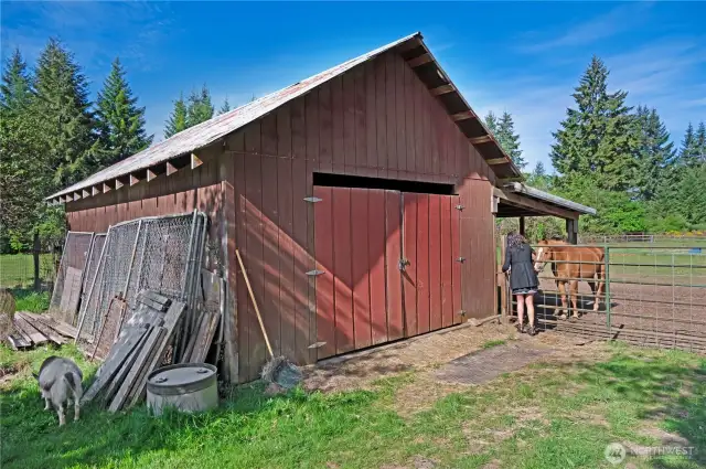 Exterior of storage barn /shed 24x18 with 12' lean to